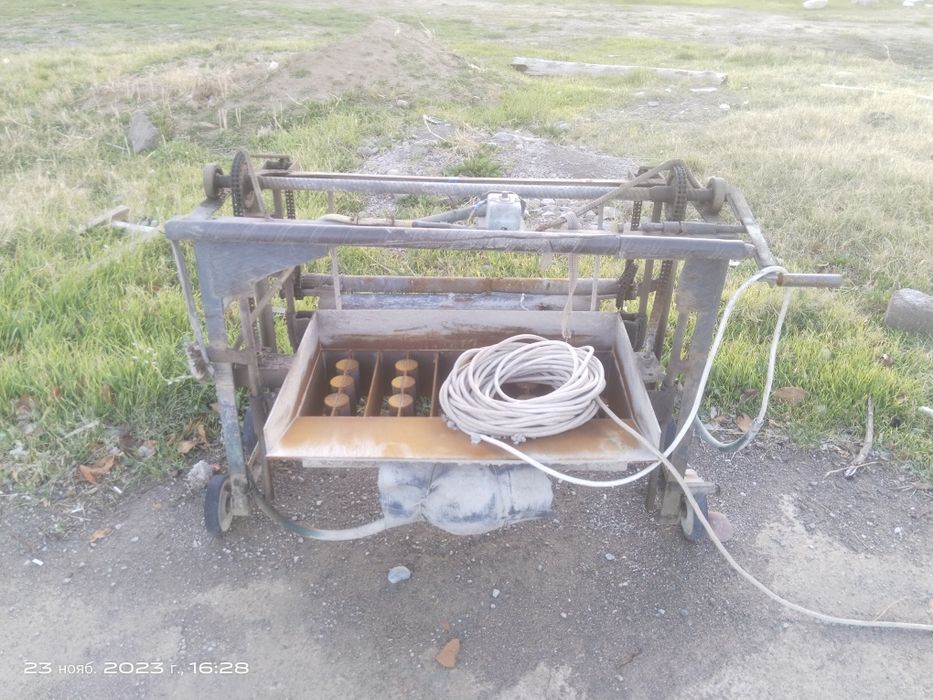 Шлакаблок апарати сотилади