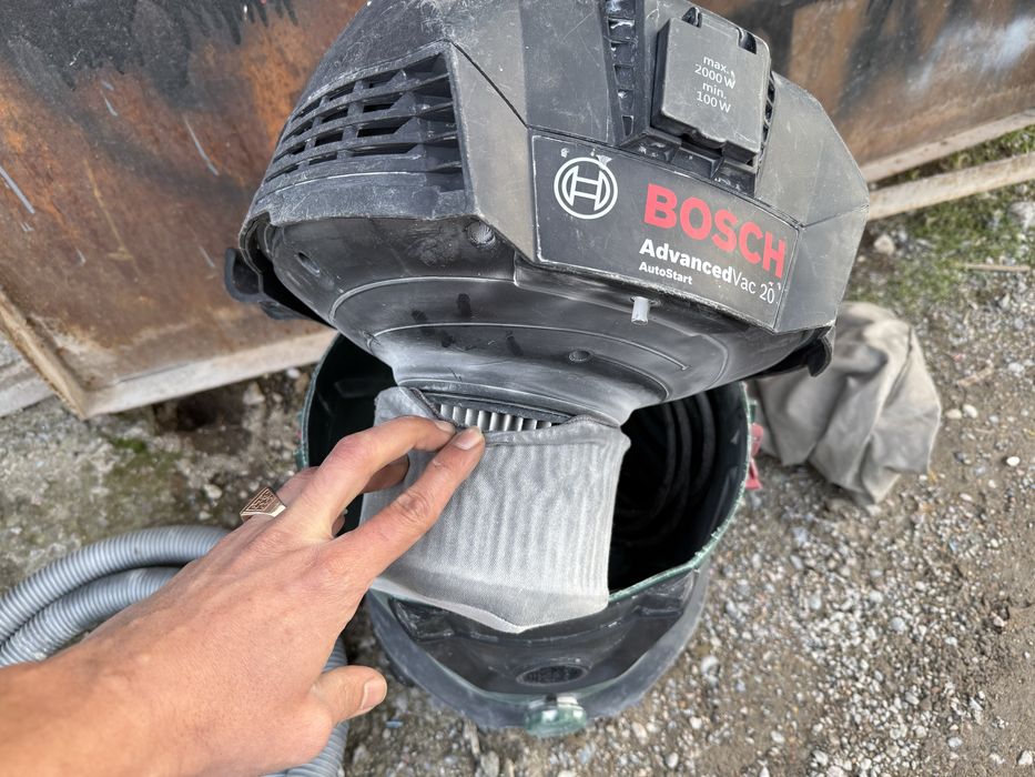 * BOSCH VAC 20 с розеткой пылесос для бытовых и стоительных работ