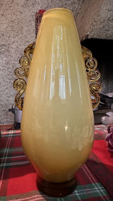 Старинна арт ваза от гутно стькло (hand-blown art glass), изработена ръчно в средата на ХХ век