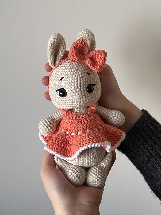 Вязаная игрушка Зайка