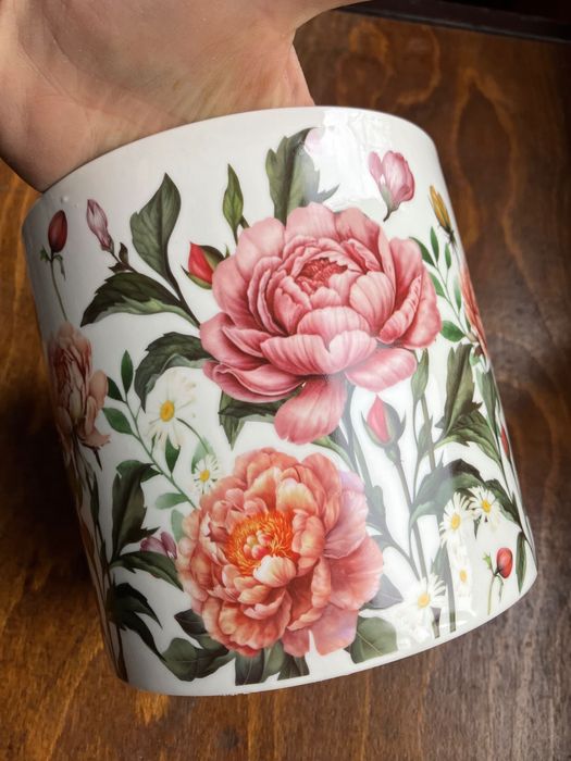 Керамична кашпа / саксия, флорална - божури, солидна изработка, НОВА