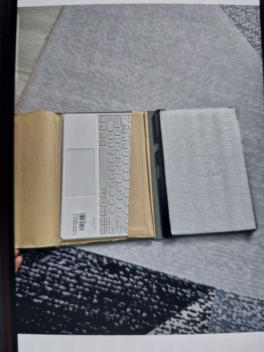 Husa de protecție cu tastatura