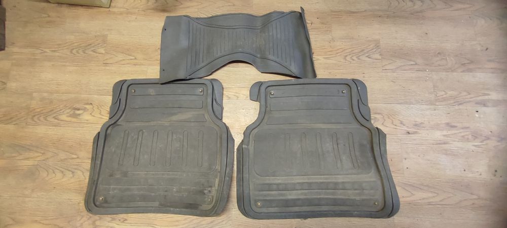 Напольные, резиновые коврики.