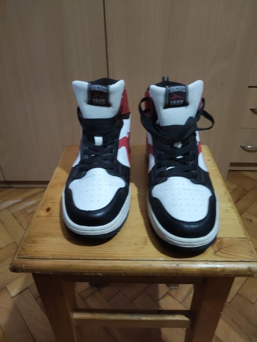 Afișați tenth Nr 42 alb/josu