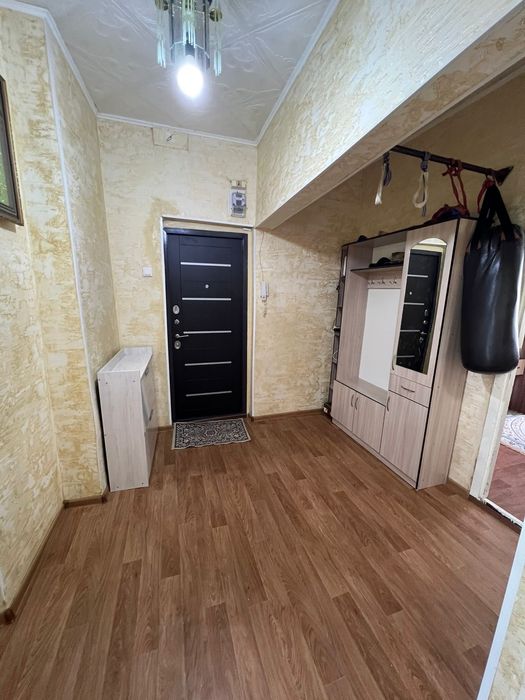 3 бөлмелі пәтер сатылады тез арада, саудасы бар