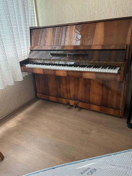 Подарявам пиано марка “ Заря”
