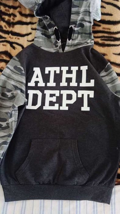 Детски ватиран суичър,като нов!