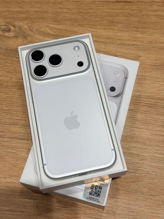 iPhone 17 pro silver