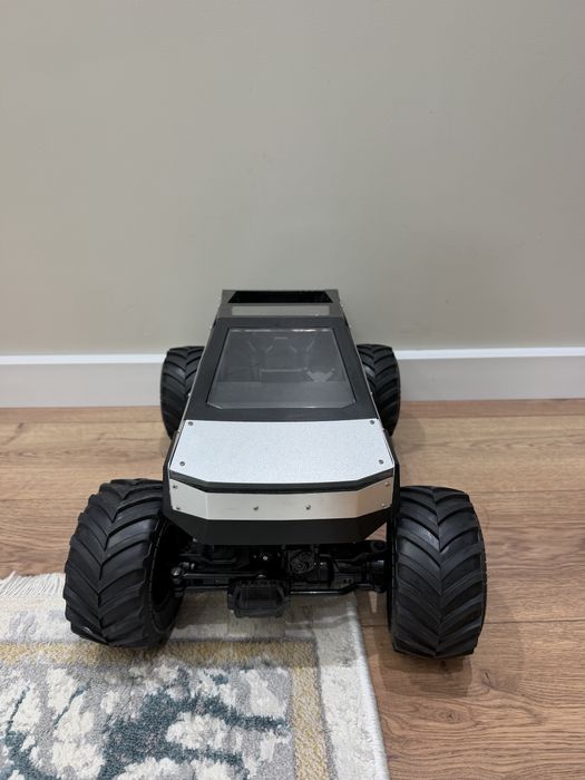 Игрушечная машинка Tesla Cybertruck