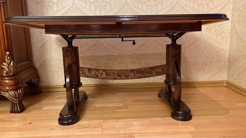 Деревянный стол