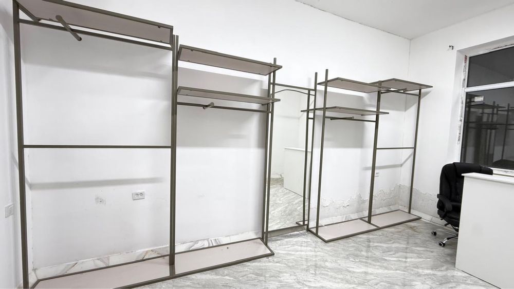 Стеллаж для магазина одежды