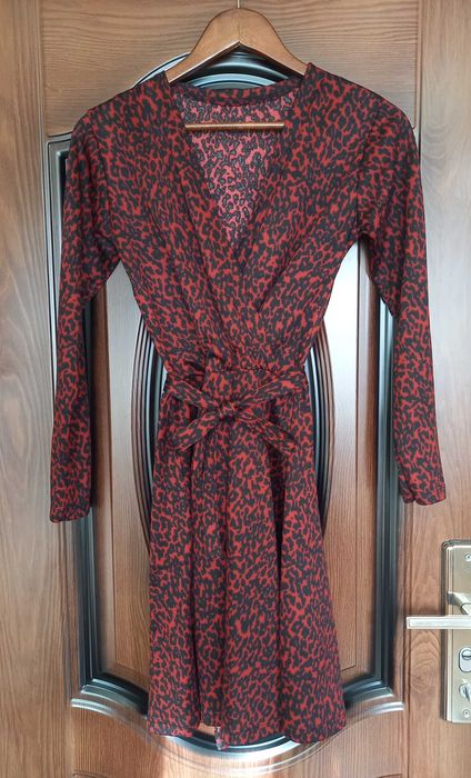 Червена рокля с леопардов принт