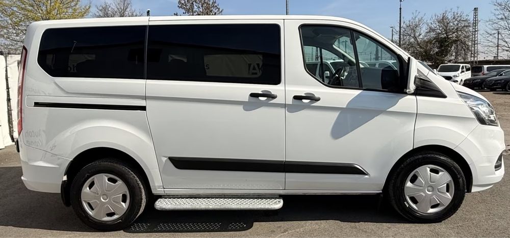 Rent a car Ford Transit Custom 8+1 locuri