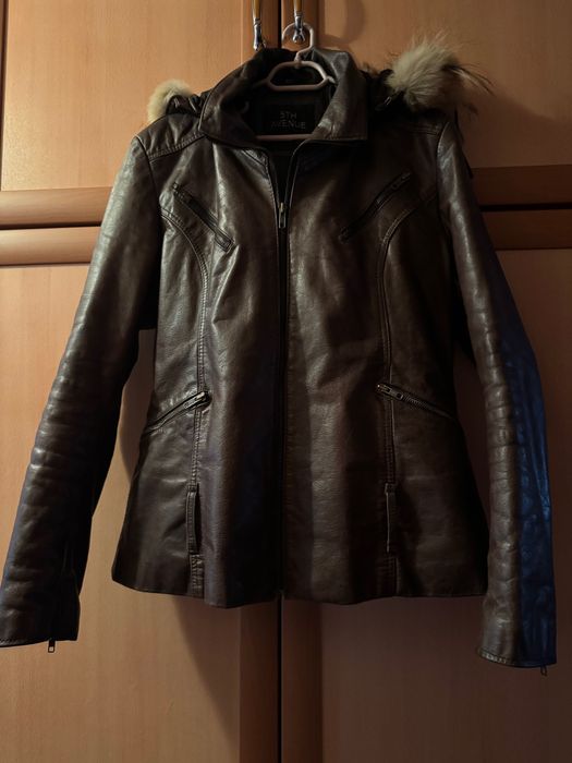 Луксозно дамско яке от естествена кожа с качулка и естествен пух