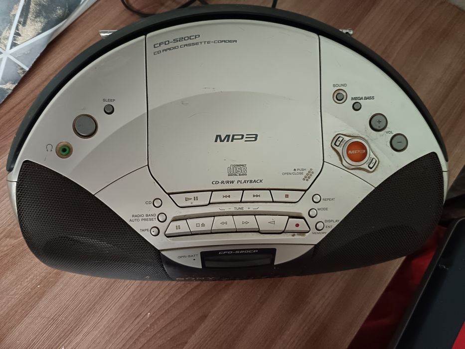 Мп-3, радио и магнитофон Sony