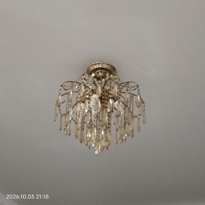 Срочно продам люстру с лампочками