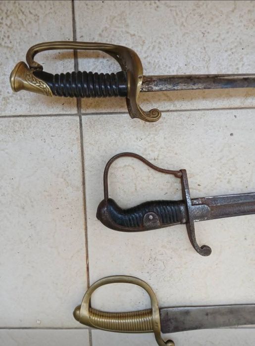 Стари пушки пищови саби ножове оръжия