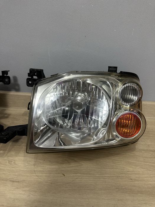 Фары на Nissan Navara