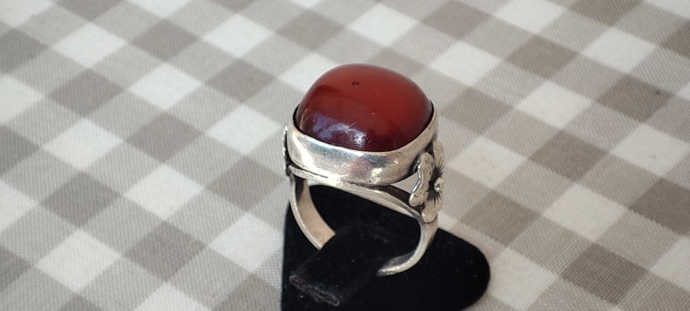 Старинен Сребърен Пръстен с Червен Кехлибар 6.15 гр