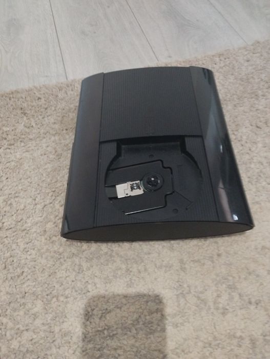 Vând PlayStation 3 super slim fara manete