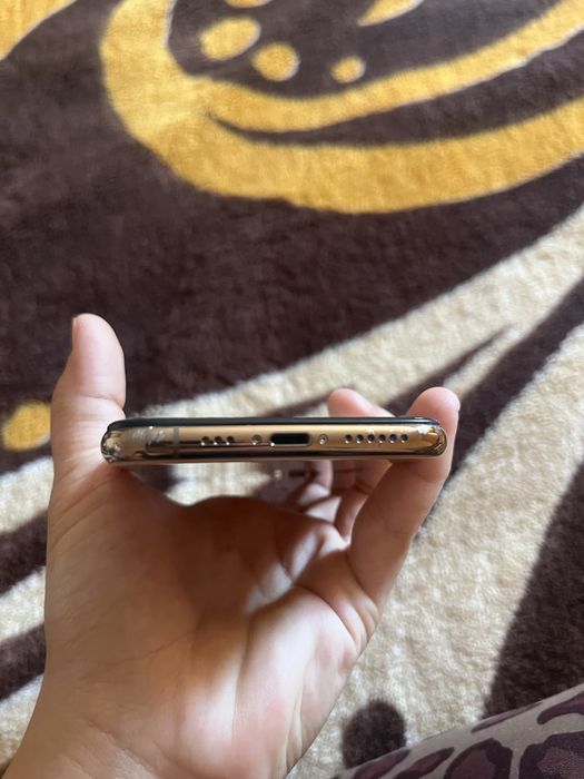 Vand iphone xs gold 64 gb este spart pe spate