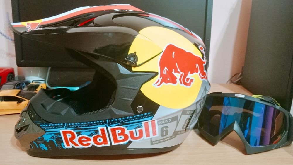 Casca Red Bull de enduro