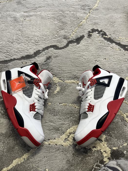 Jordan 4 fire red