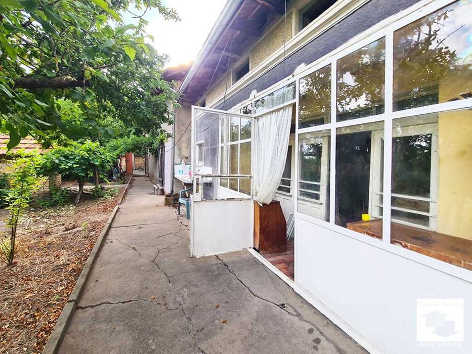 145303 ЕКСКЛУЗИВНО! Просторна къща с гараж в с. Страхилово