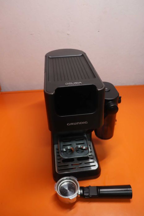 Кафемашина GRUNDIG KSM 5330 с вграден контейнер за мляко, 1628W, налягане на помпата 15bar , двойна дюза, цветен сензорен екран, BrewSense, CreamyPro,