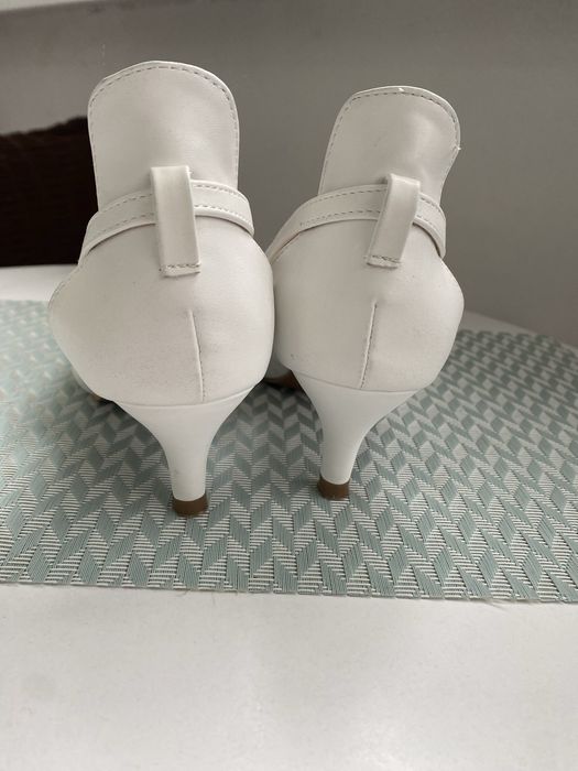 Елегантни бели дамски обувки