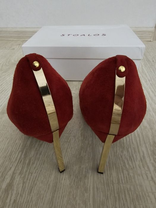 Продам красные туфли