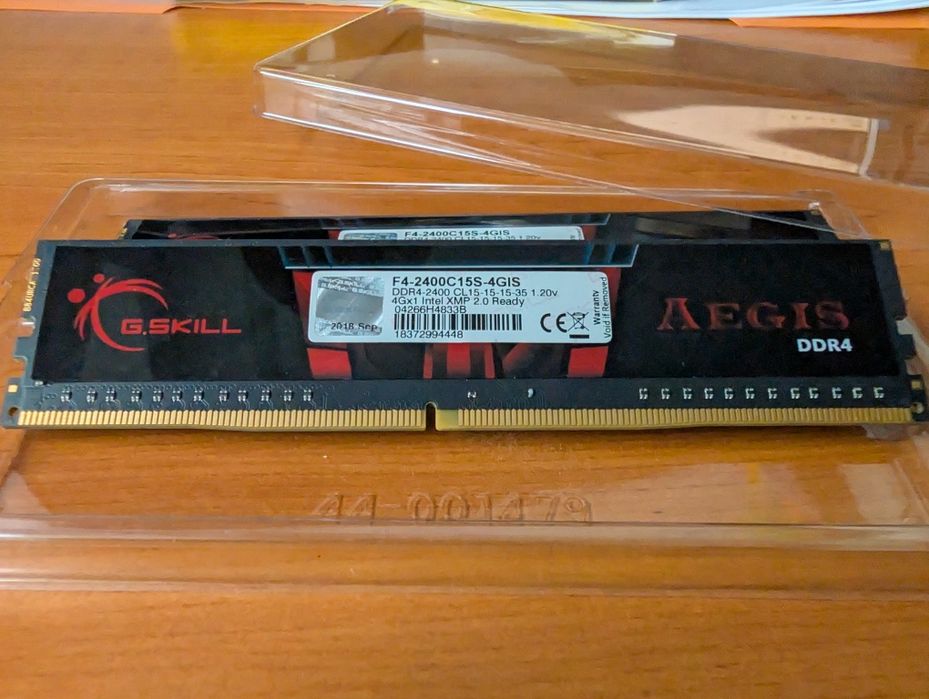 Vând 2x4g DDR4-2400 CL15-15-15-35