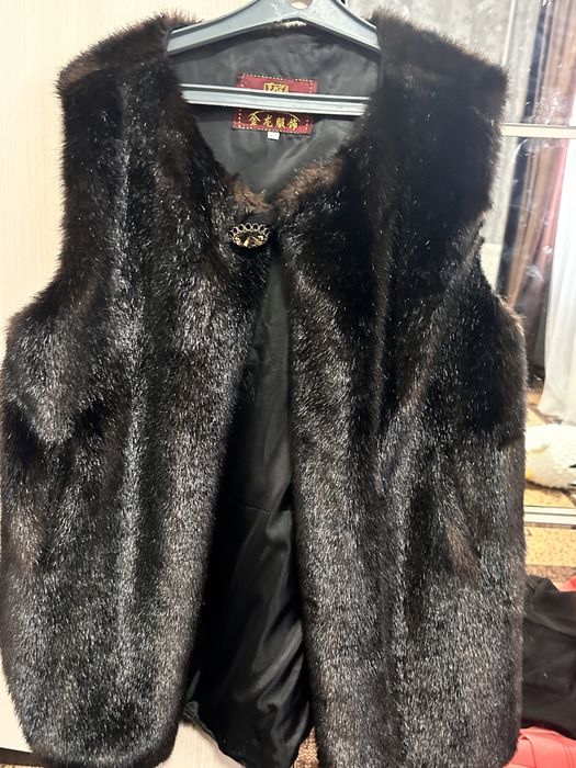 Продам меховую желетку. Размер 48-50