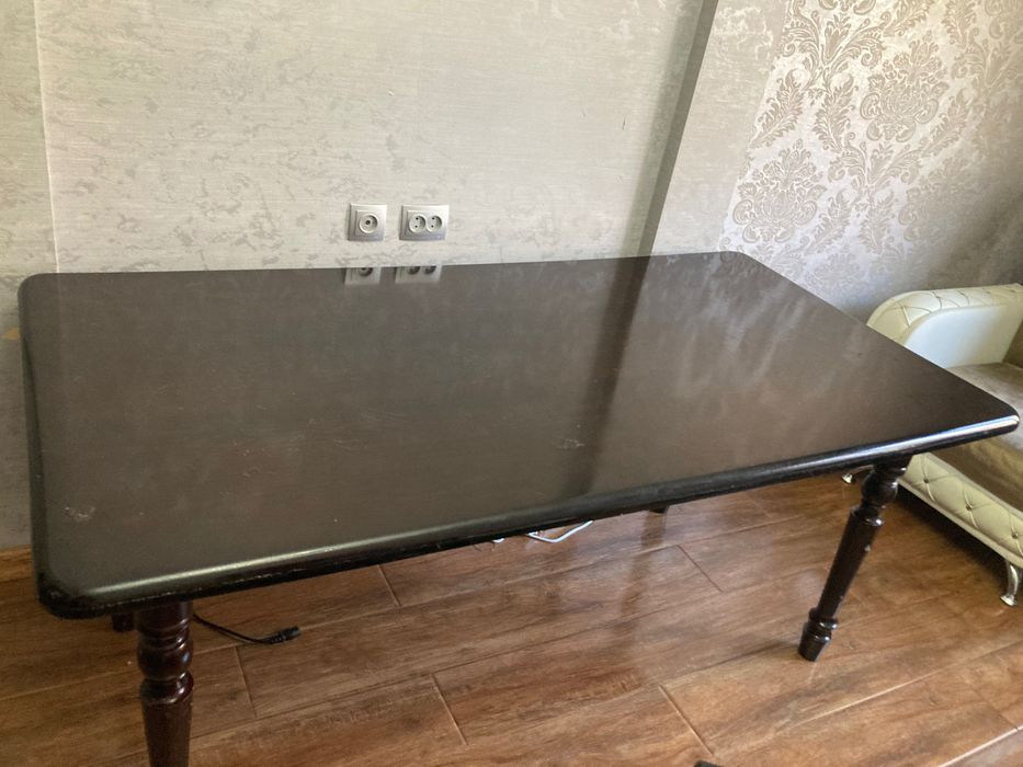 Стол для гостиной