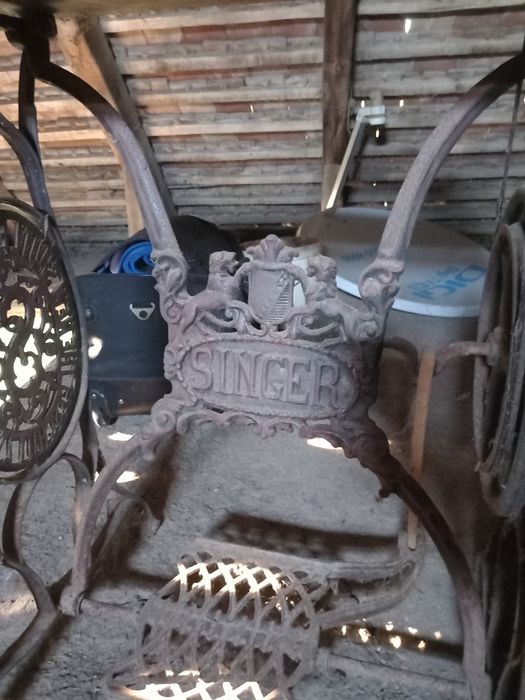 Vând mașina de cusut Singer