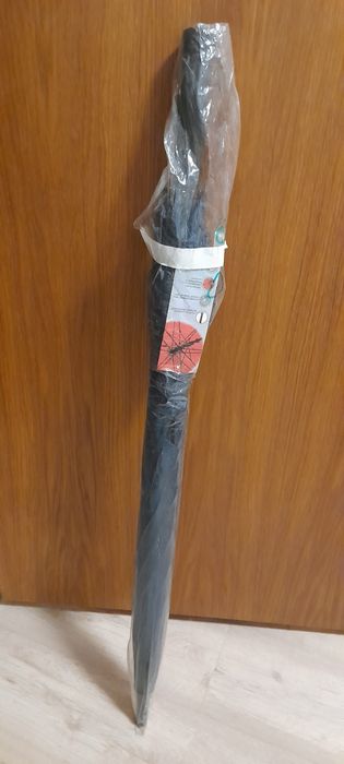 Продавам голям чадър за дъжд