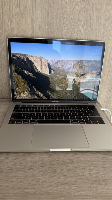 MacBook Pro 13 (2019) Silver / i5 2.4GHz / 8GB / 512GB SSD / 4x Thunderbolt 3 – Impecabil