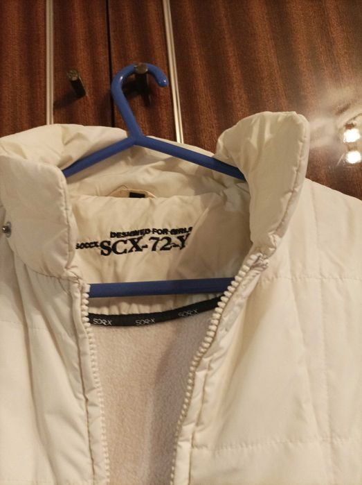 Дамско бяло яке с ципове и подвижна качулка