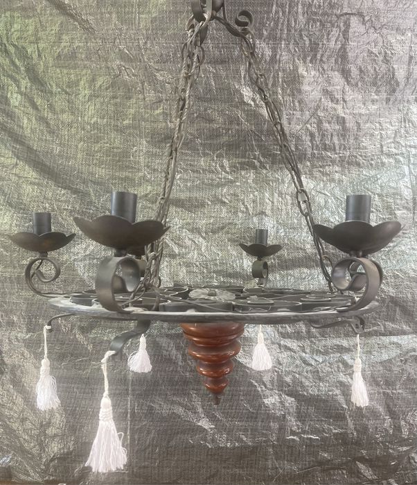 Vând lustră din fier forjat