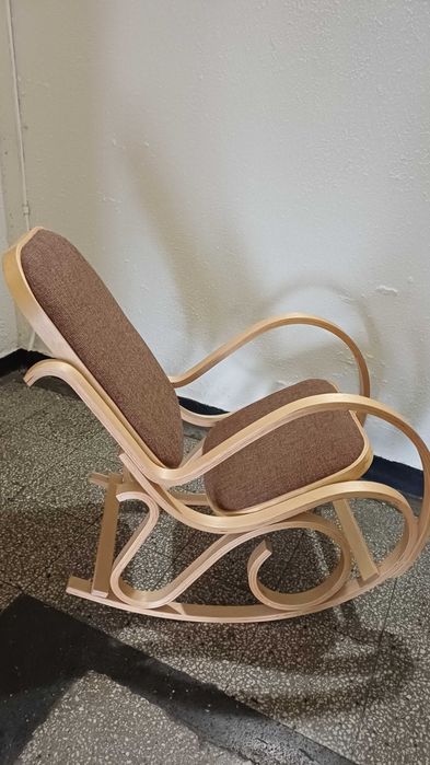 Люлеещ се дървен стол