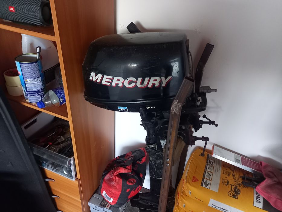 Vând barca cu motor Mercury.