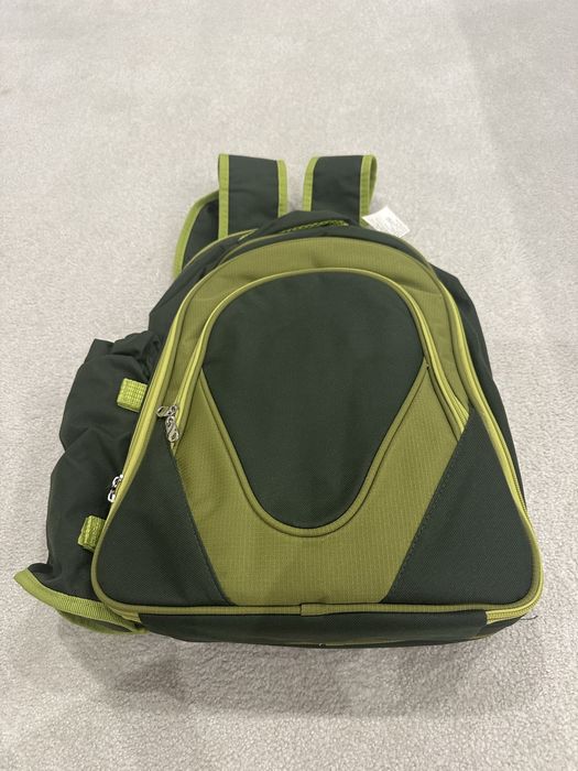 Чисто нова раница за пикник с прибори за хранене, чаши и чинии