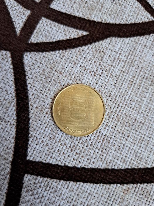 Продавам различни монети.