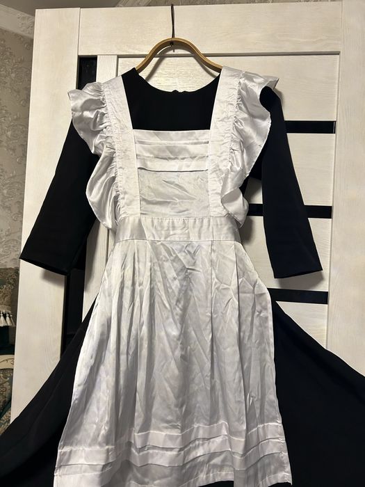 Черное платье с фартуком