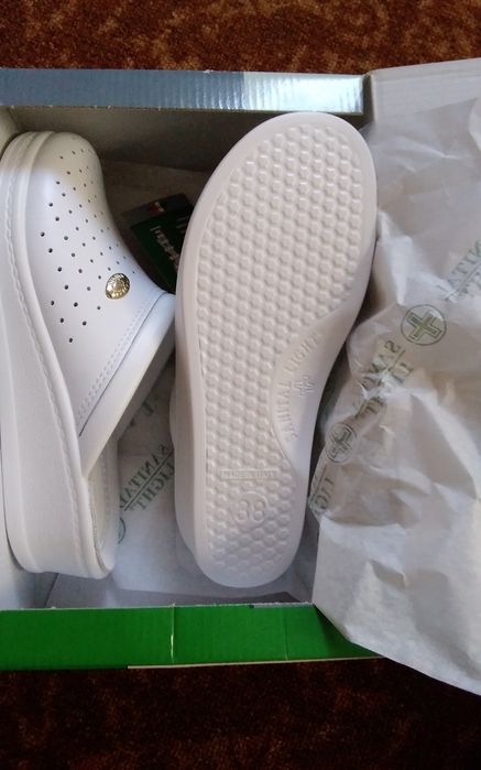 Работна дамска туника и два чифта  работни чехли