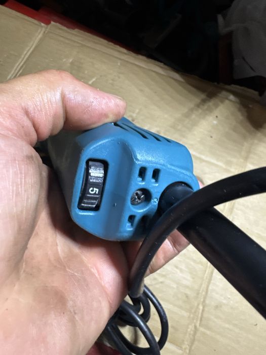 Multifunctionala pe fir Makita cu turatie reglabila