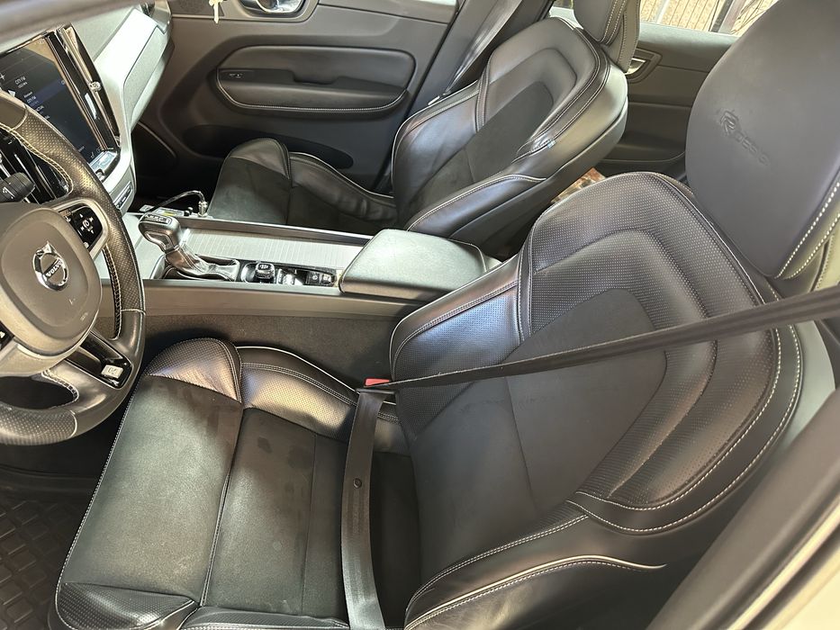 Volvo XC 60 B4 AWD   R -Design