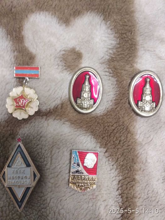 Продаются манеты разные и значки