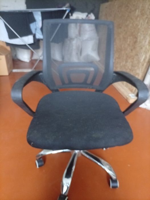 Офисное кресло .