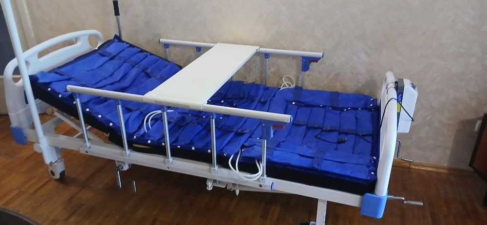 медицинская кровать и противопролежневый матрас